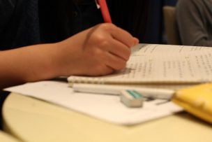 勉強をする子供